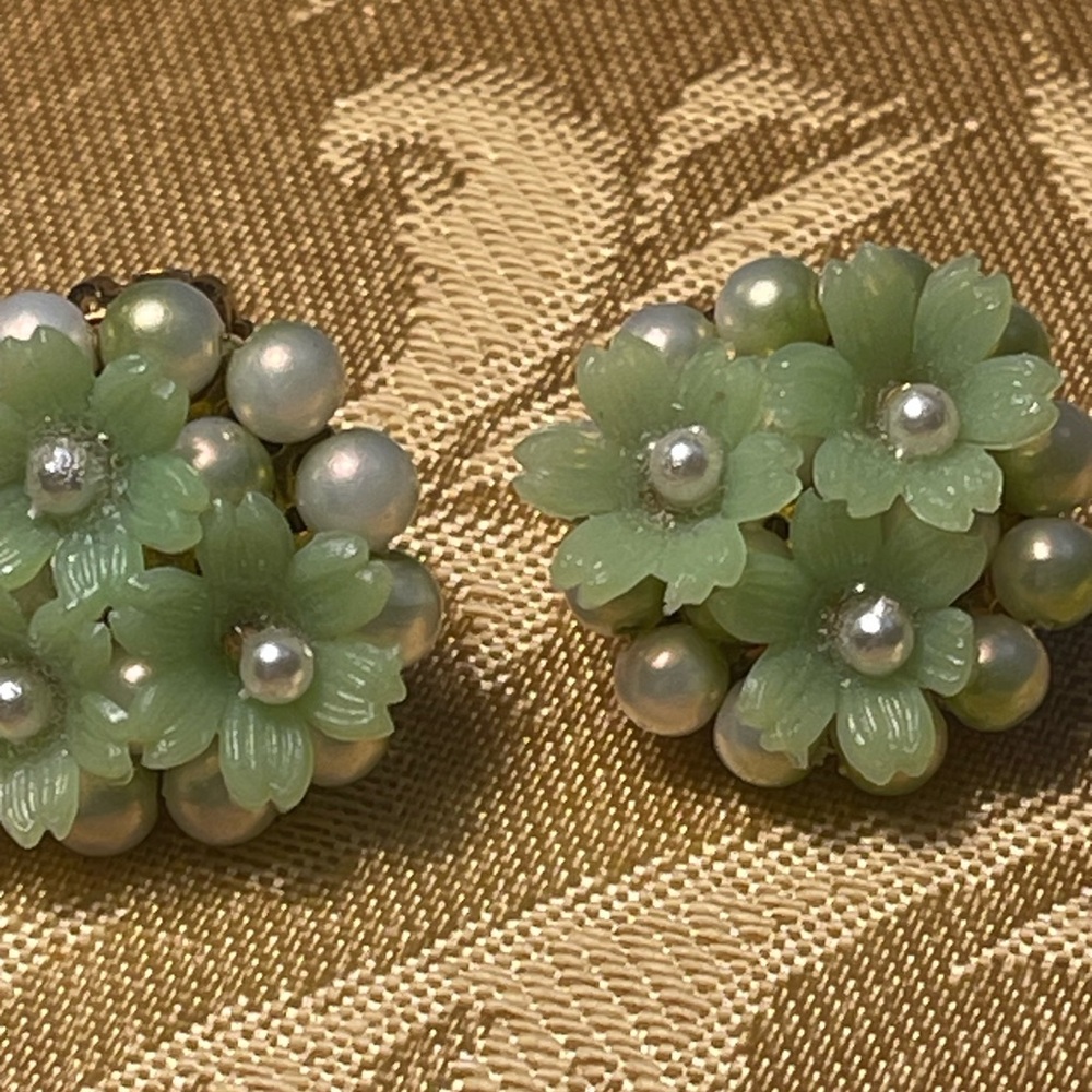 Vintage Elegant Green Floral Pearl clip on earrings - Picture 2 of 3